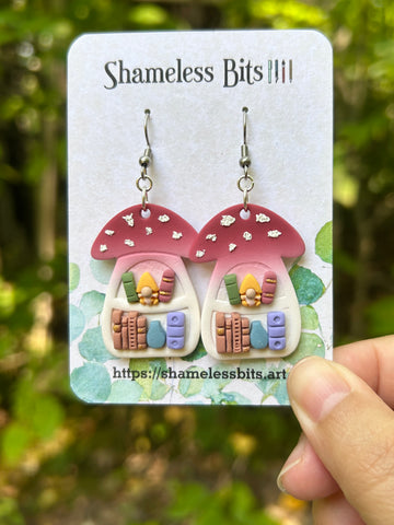 Mushroom Bookshelf 2 (yellow gnome/blue vase)