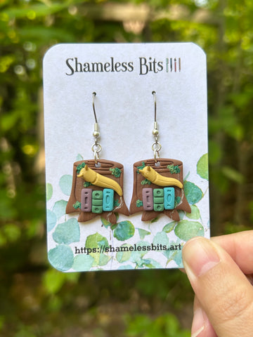 Stump Bookshelf 2 (slug/dusky purple book)