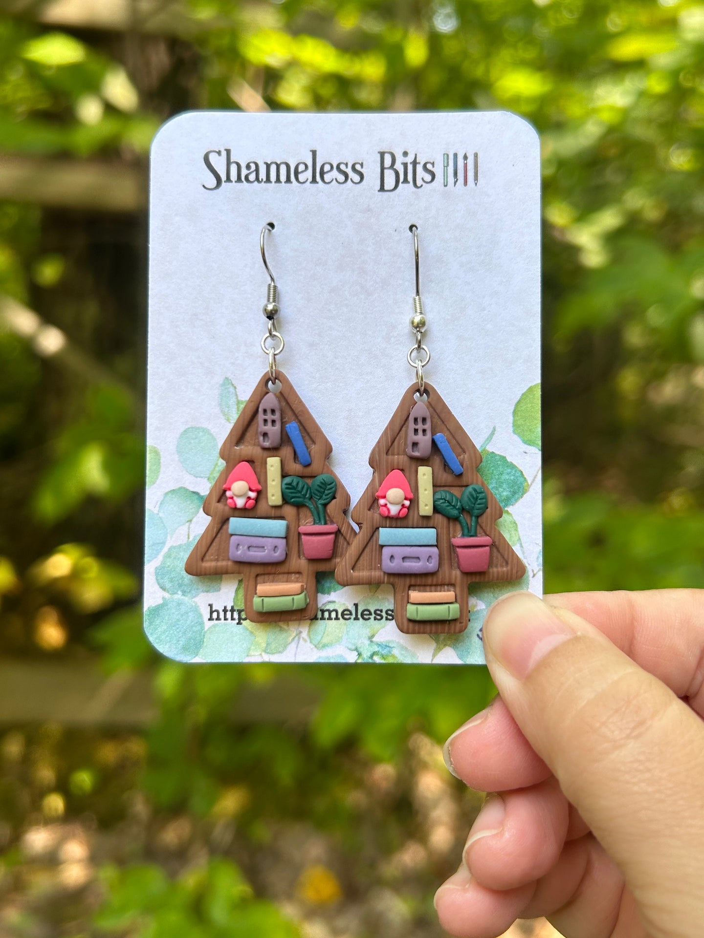 Tree Wooden Bookshelf (red gnome)