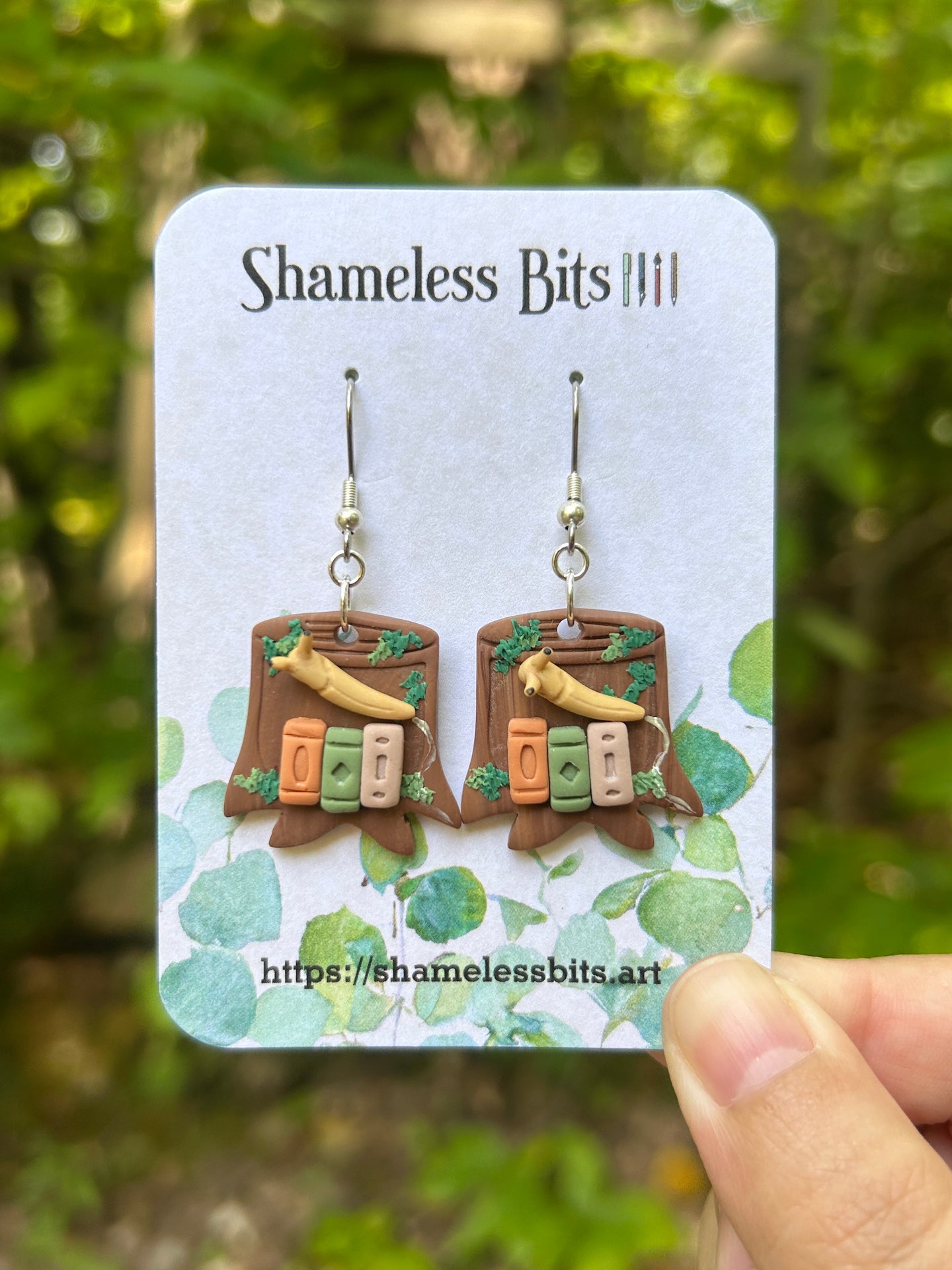 Stump Bookshelf 1 (slug/orange book)