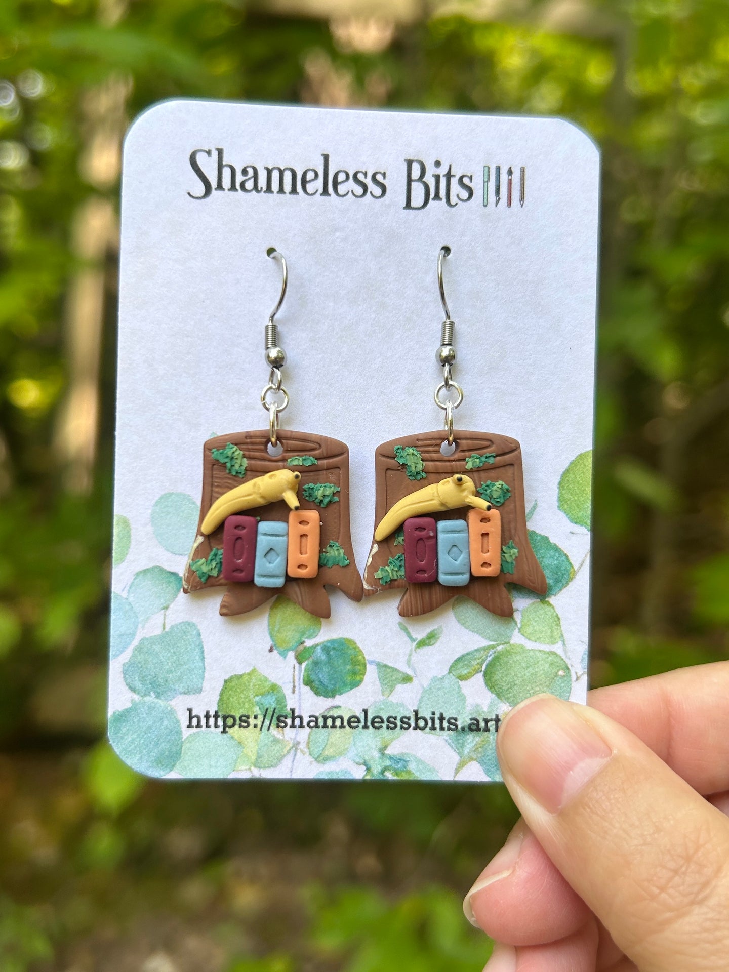 Stump Bookshelf 3 (slug/maroon book)