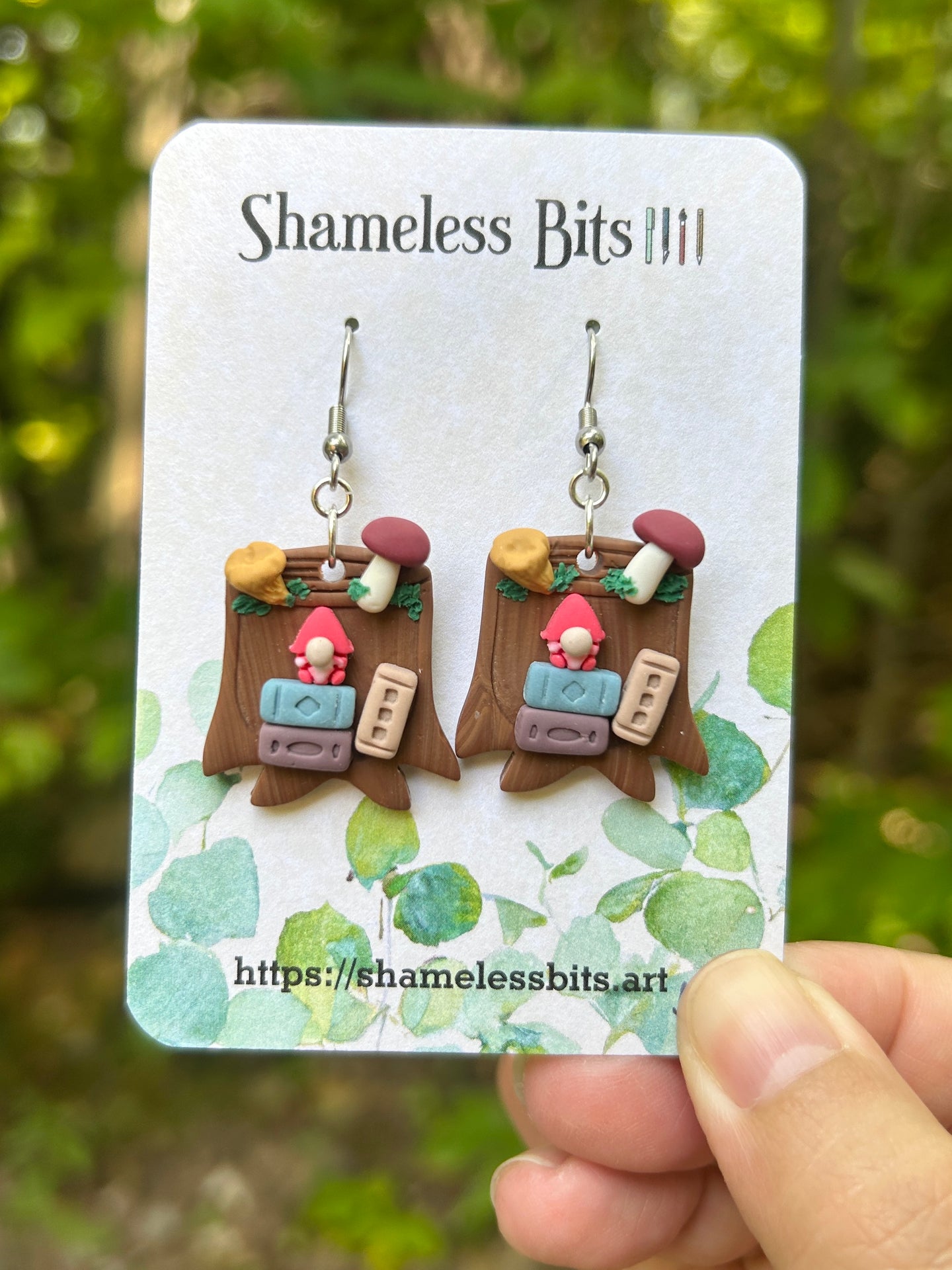 Stump Bookshelf 4 (red gnome/mushrooms)